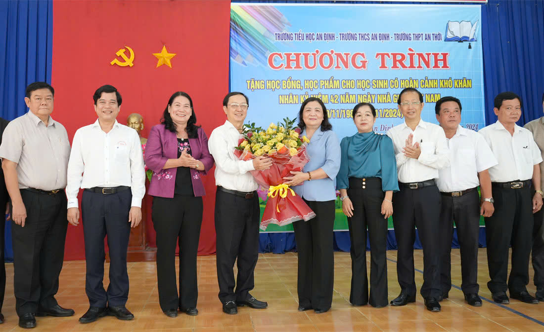 Bộ trưởng Bộ Khoa học và Công nghệ dự trao học bổng cho học sinh có hoàn cảnh khó khăn tại huyện Mỏ Cày Nam