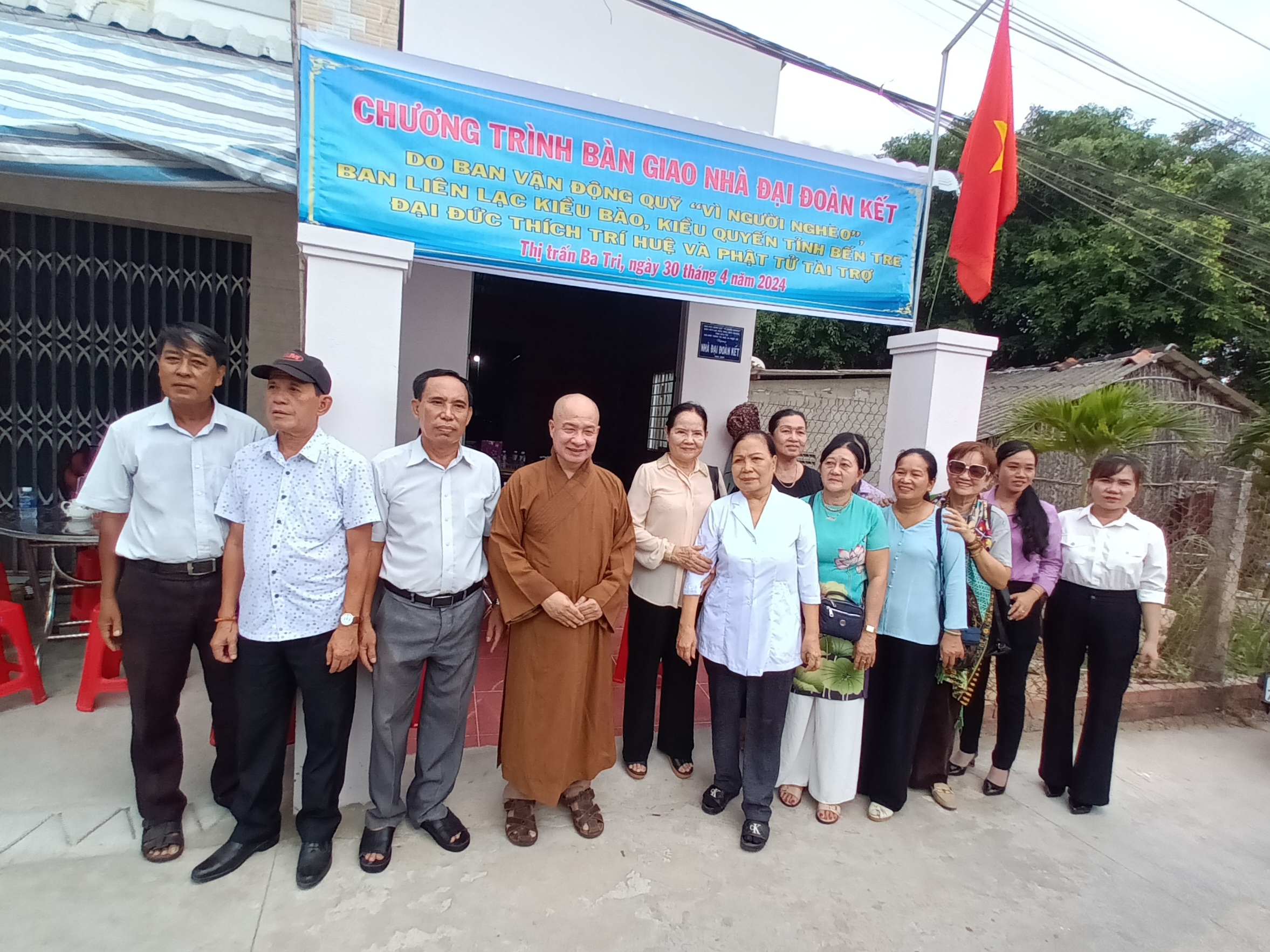 Bàn giao 01 căn nhà đại đoàn kết trên địa bàn huyện Ba Tri và khánh thành 01 cầu giao thông nông thôn trên địa bàn huyện Thạnh Phú